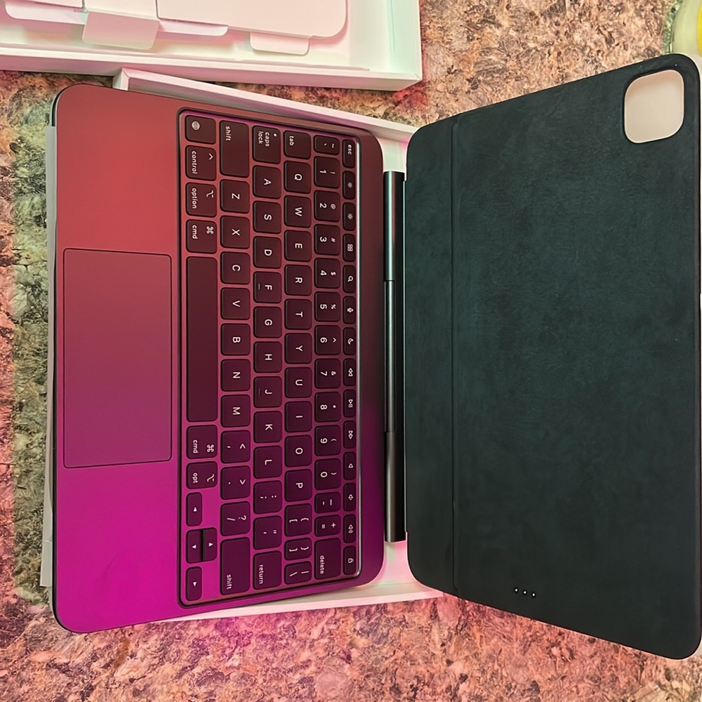 BNIB- Apple iPad Magic Keyboard - Picture 3 of 4